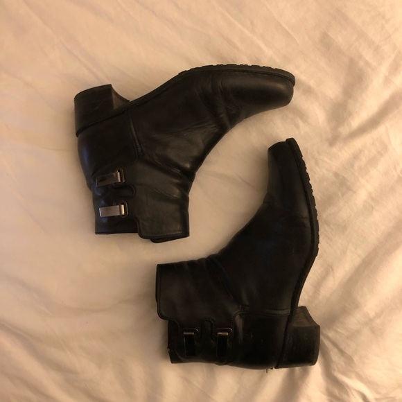 Stuart Weitzman Shoes - Stuart Weitzman black leather Chelsea bootie